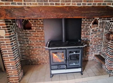 Installation d'une cuisinière bois dans une cheminée 